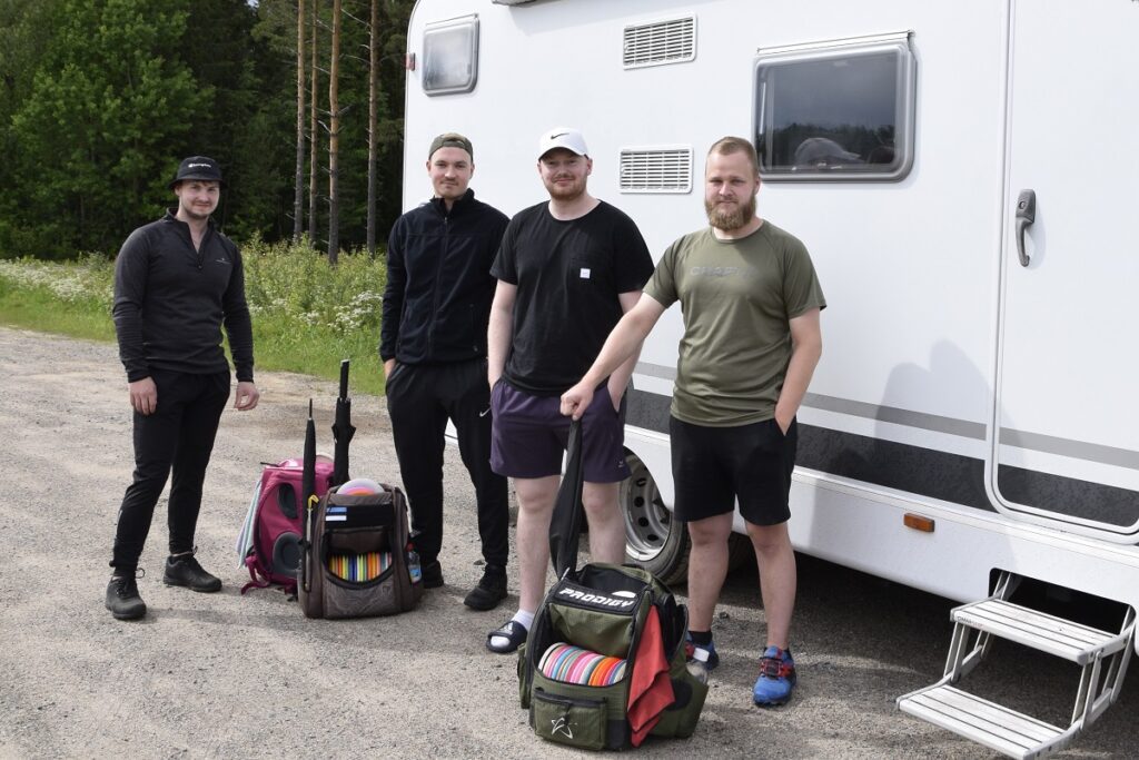 Kortesjärven Kitkan rataan tutustumaan tulleet Vladyslav Mandryhelya ja Antti Rajala Espoosta, Rasmus Nieminen, Lohjalta sekä Samuli Poikonen Keravalta. –Paras rata tähän mennessä on ollut Larsmon rata. Katsotaan mihin Kitka sijoittuu listalla, miehet pohtivat ennen kierrokselle lähtöä.