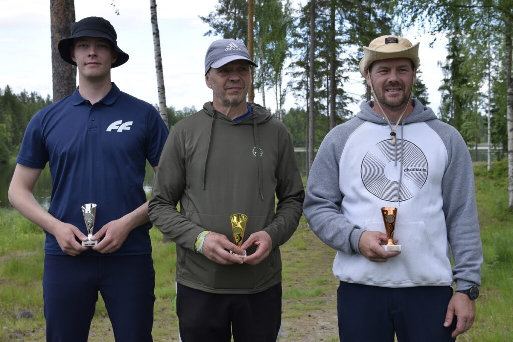 MA 1-luokan kärkikolmikko hopealle tullut Joni Kuusniemi tuloksella -10, voittaja Olavi Koivunen -10 sekä kolmannelle sijalle tullut Veli-Matti Lampela -7. Tasatuloksen heittäneiden voitto ratkaistiin äkkikuolemalla eli parhain tulos 1–3 korilla voitti.