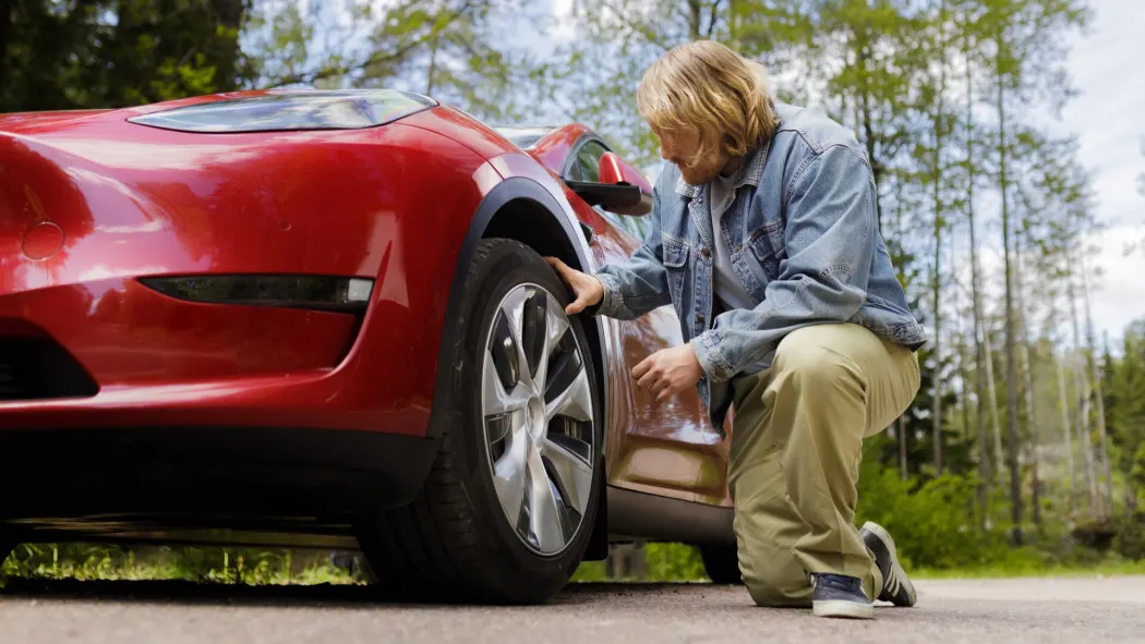 Renkaiden lisäksi autoilijat ovat joutuneet säästämään muun muassa huolloista, selviää Arjen katsaus -kyselystä.