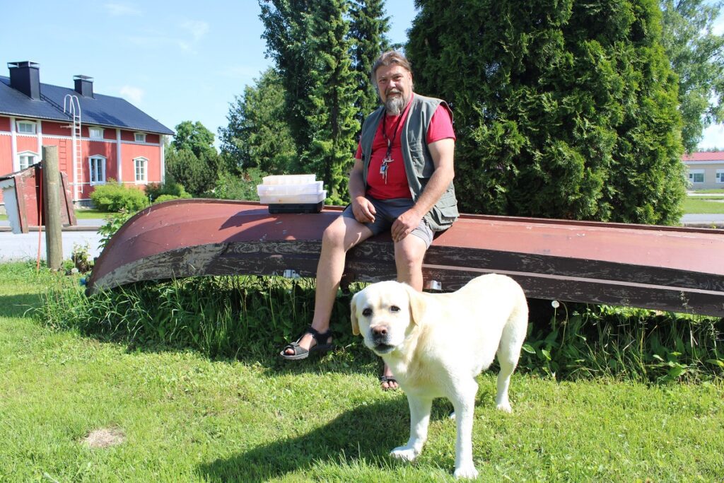 Marko Vesapuiston uistinlaatikot oli tyhjennyksen jälkeen pinottu siististi pihassa olevan veneen päälle.