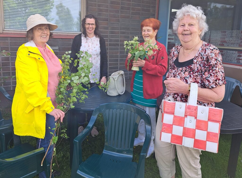 Porukkaan kaivataan lisää vapaaehtoisia, kertovat Sisko Lehto (vas.), Minna Koponen, Elsa Rajala ja Liisa Niemi. Tyytyväiset osallistujat sekä tunne asian merkityksellisyydestä ovat vapaaehtoisen saama palkkio.