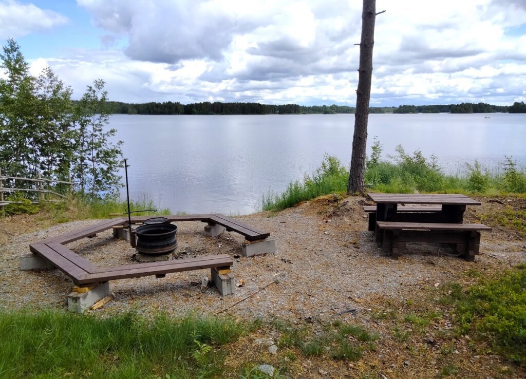 Majan edessä olevaa maastoa on tasoitettu, jotta on saatu tukeva pohja nuotiopenkeille ja pöytäryhmälle. Murskeet, konetyö ja puukalusteet on saatu lahjoituksena paikallisilta toimijoilta, ja uimarantaan on tehty kunnan toimesta hiekkapohja.