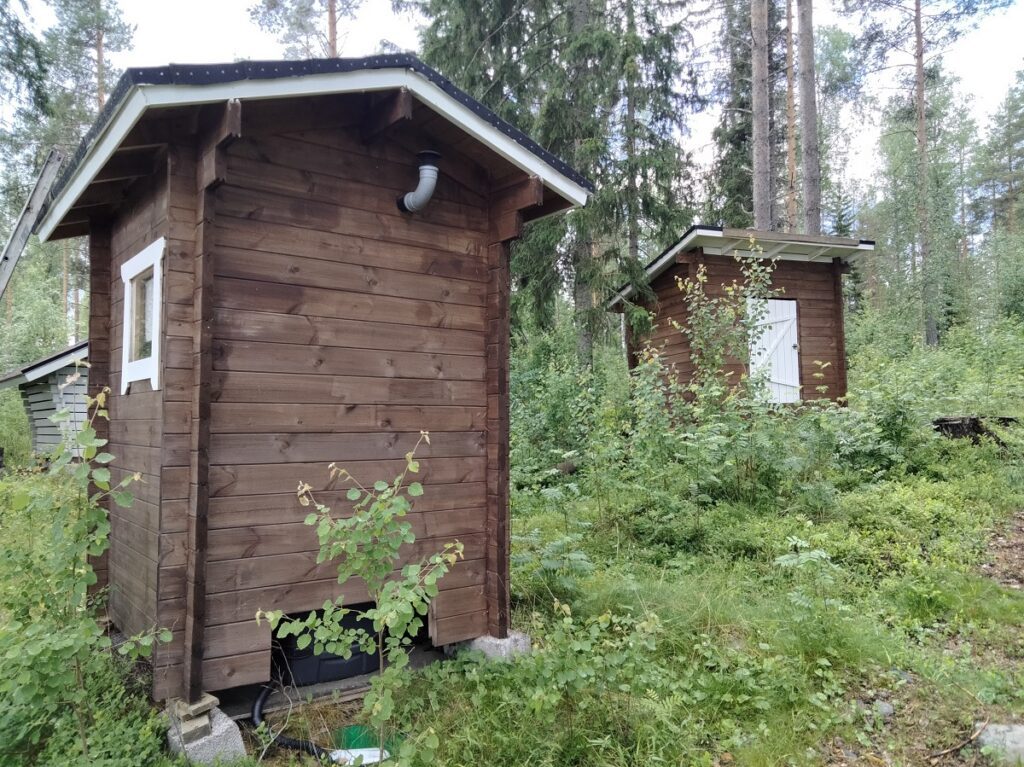 Tontille rakennettiin viime vuonna uusi kemiallinen puucee sekä puuvaja.