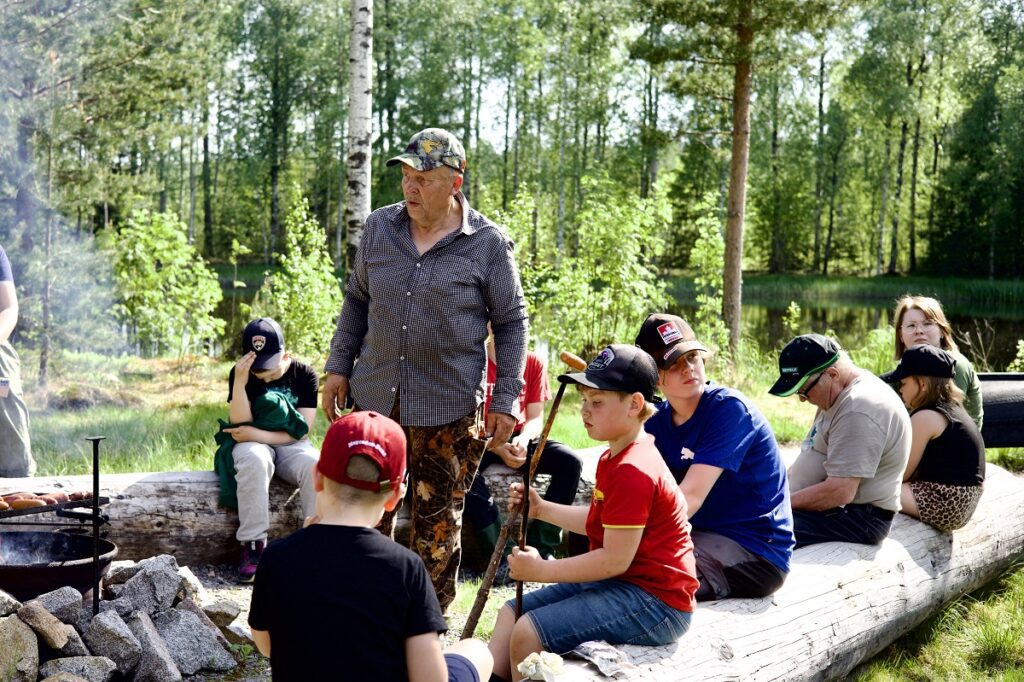 Eräkerhon lähes 30 kerhokertaa järjestettiin usean eri talkoilijan voimin. Pitkään metsästystoiminnassa mukana ollut Kari Uusitalo (kesk.) sekä Sakari Seppälä olivat aktiivisia kerhovetäjiä.