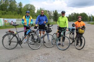 Vimpeliläiset Matti Ojala (vas) ja Tuomas Riihimäki sekä lappajärveläiset Maija-Sisko Virtanen ja Jussi Huhtinen kiittelivät tapahtuman järjestelyjä.