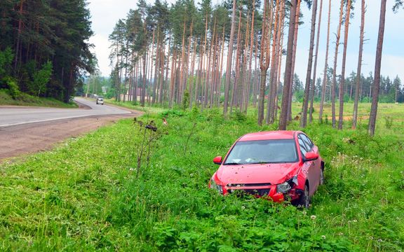 Kuolettavista tieltä suistumisista yhdeksän kymmenestä tapahtuu hyvällä ajokelillä. Kuva: Mostphotos