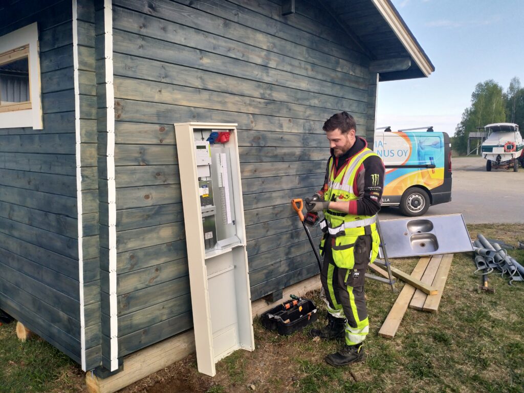 Kioskin sähköistyksiä.