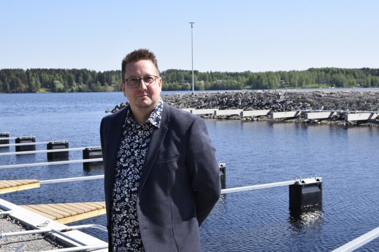 –Aallonmurtajan puolelle tulee vielä lisää venepaikkoja erilaisella kansirakenteella, kertoo Juha-Matti Näykki.