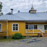 Alajärven nuorisoseuran rakennus saa ylleen uuden hienon maalipinnan. Kuva: Hannu Takala.