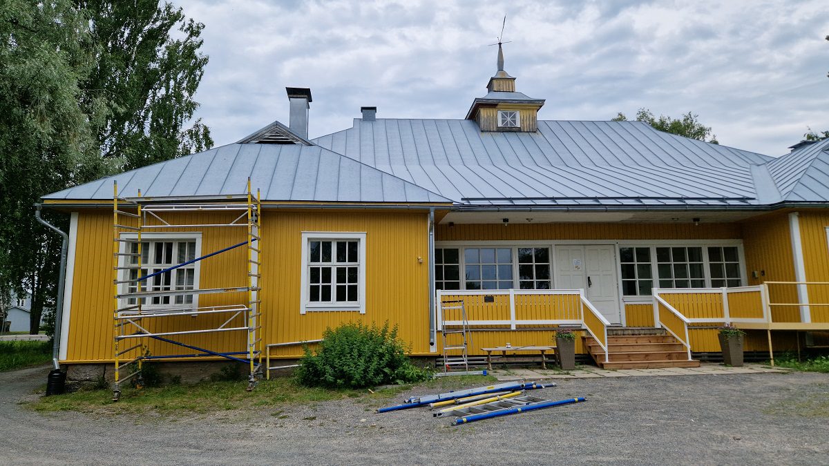 Alajärven nuorisoseuran rakennus saa ylleen uuden hienon maalipinnan. Kuva: Hannu Takala.