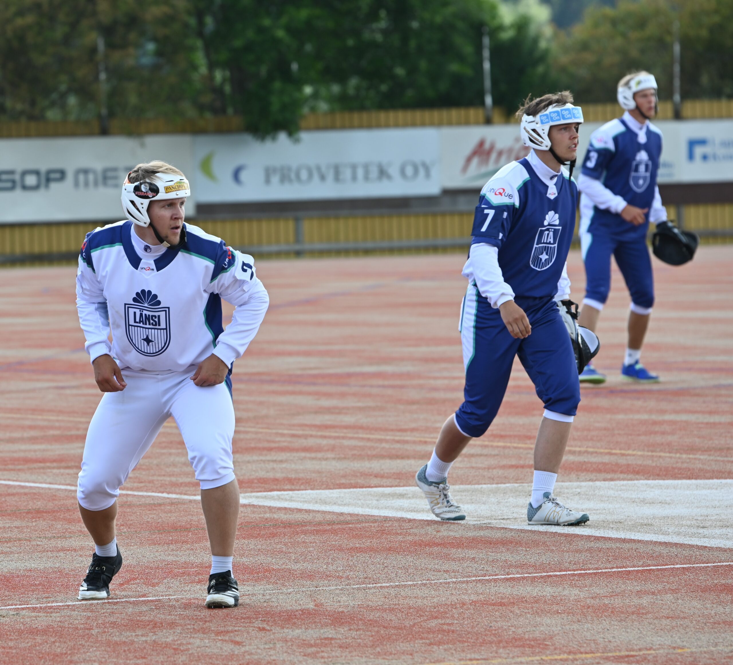 Lännen Teemu Utunen kolmosella, kolmosvahtina Idän Ville Vierimaa.