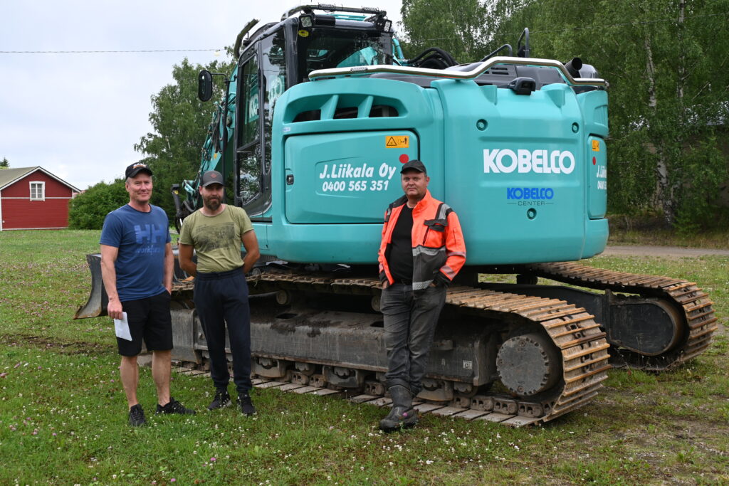 Talkoolaisia valmiina starttaamaan Pokelan kentän kunnostustyöt. Kuvassa Jukka Liikala (vas.), Mikko Autio ja Markku Liikala.