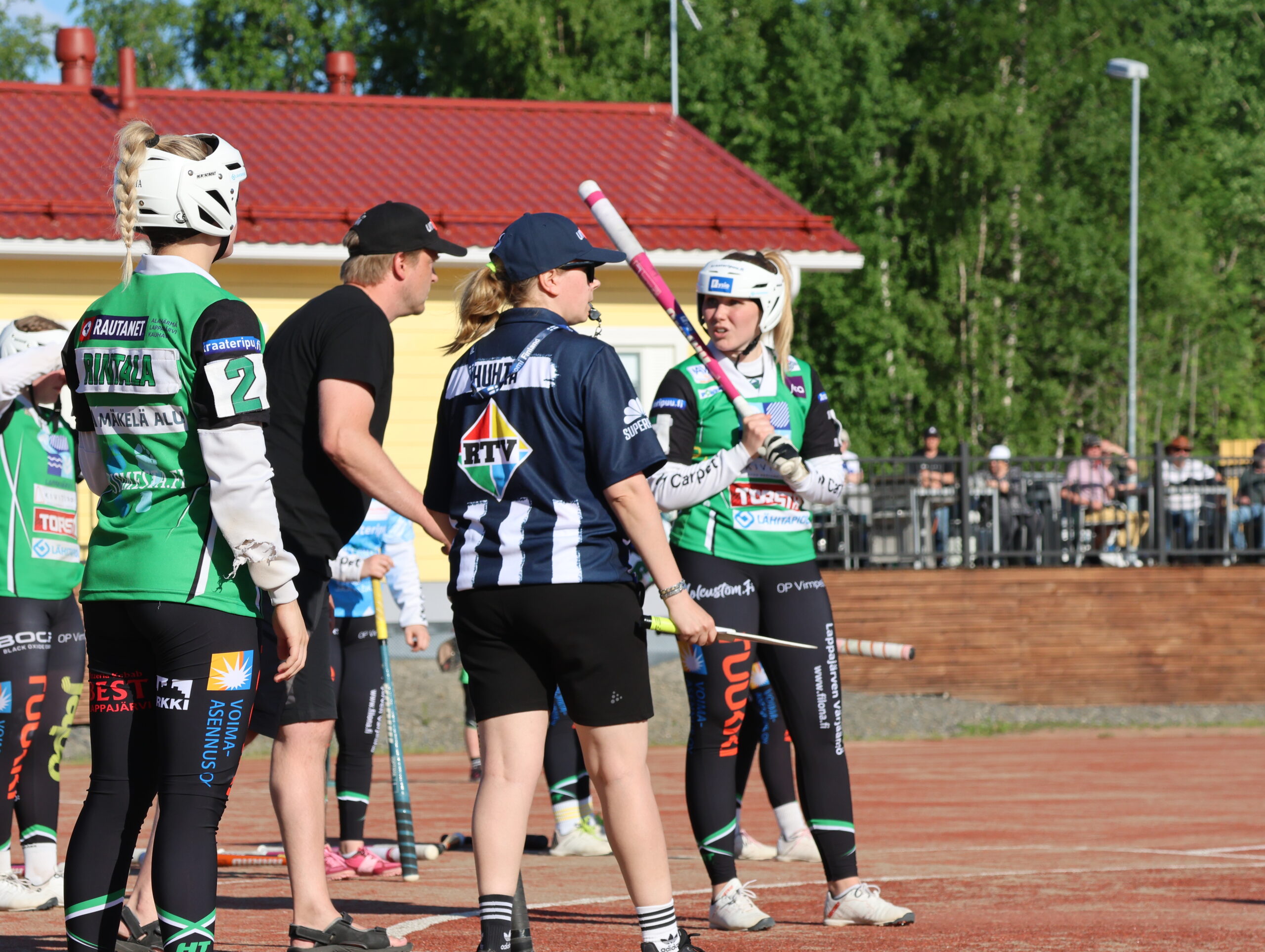 Kakkospelinjohtaja Jussi Jänkä antaa viime hetken ohjeita Aleksandra Latvalalle ennen lyöntisuoritusta.