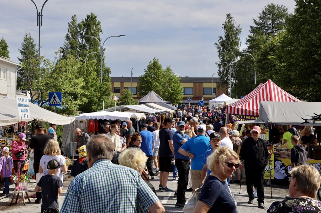 Aamupäivän sadekuuron jälkeen aurinko valaisi markkinakadun ja markkinaväki läheltä ja kaukaa täytti Evijärven keskustan.