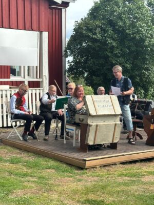 Sunnuntaina kokoontuivat pelimannimusiikin ystävät kuulemaan pihasoittoa Saarijärveen Hannele Sui-Tuomaalan ja Raimo Tuomaalan kotipihalle. Musiikillisesta annista vastasivat Kortesjärven pelimannit Anu Nygårdin johdolla.