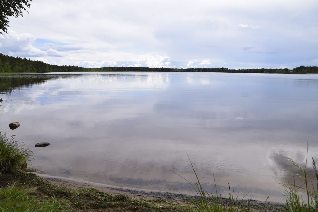 Kuvauspäivänä Kortesjärven Lappisenjärvellä oli rauhallista. Pieni, suojainen järvi sopii koko perheen uimapaikaksi. Rannalla on uimakopit ja grillikatos.