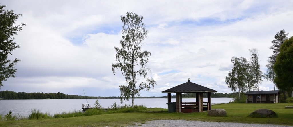 Kortesjärven Purmojärven rannassa on pukukopit, grillikatos, ulkohuussi, laituri ja suuri nurmialue. Alkukesän viileä sää ei kuvauspäivänä houkutellut uimareita rannalle.