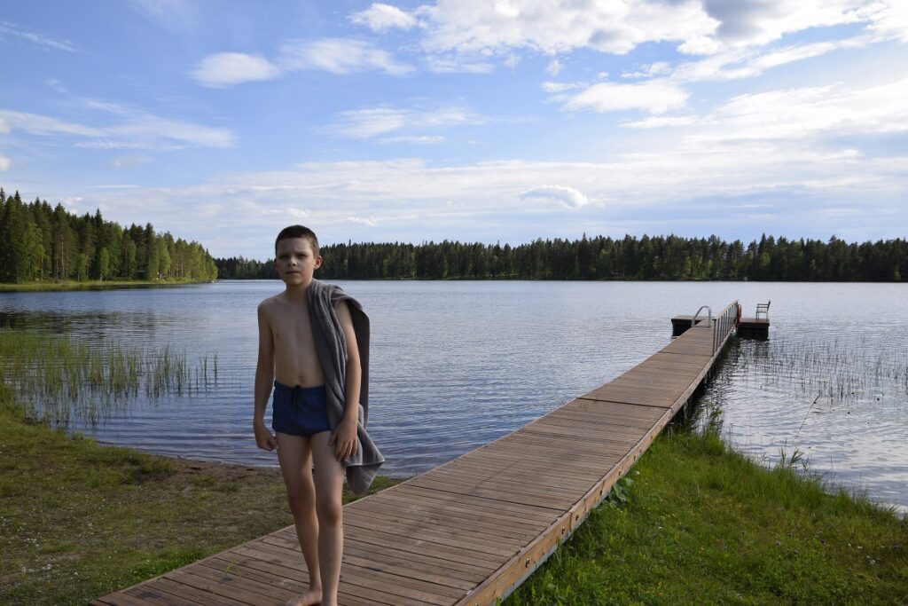 Soinin keskustan läheisyydessä sijaitseva Lauttosen uimaranta sopii koko perheelle. –Tässä on hyvä ranta, hiekkapohja ja pitkä laituri, jonka päästä voi hypätä, päivittäin uimassa käyvä Tobias Koivisto kehuu.