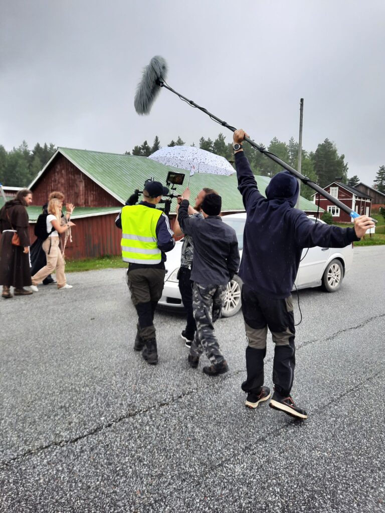 Elokuvaa kuvattiin myös Kortesjärven Purmojärvellä. Kuassa Marko Perätalo, Reetta Kavander, Jasu Virtanen, Tuukka Salo, Roni Isopahkala, Juho Oivo ja Juho Erkkilä. Kuva: Lyyra Puustinen.