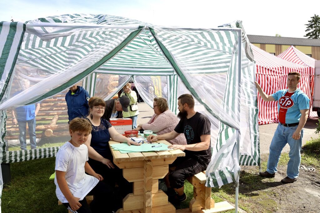 Evijärven Lions Clubin perinteisen hirsiladon arvontapisteellä arpojen myynnistä huolehtivat Tuomo Saari (oik.), Tuomas Anttikoski, Satu Toijala-Saari ja Hanna-Maija Anttikoski. Ohto Koski oli arvontaan osallistumassa seuraavana.