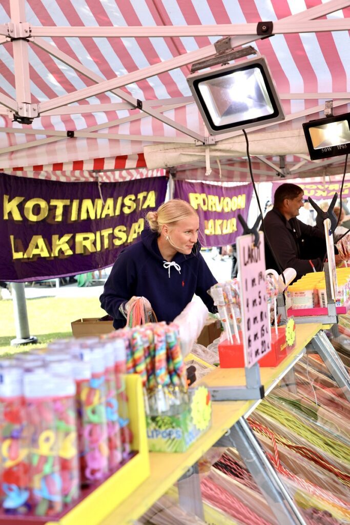 Lakukojuja oli saapunut markkinoille useita herkkuja toivovien iloksi. Aida Koivisto piti huolen että jokainen asiakas sai mieleisensä lakupussin.