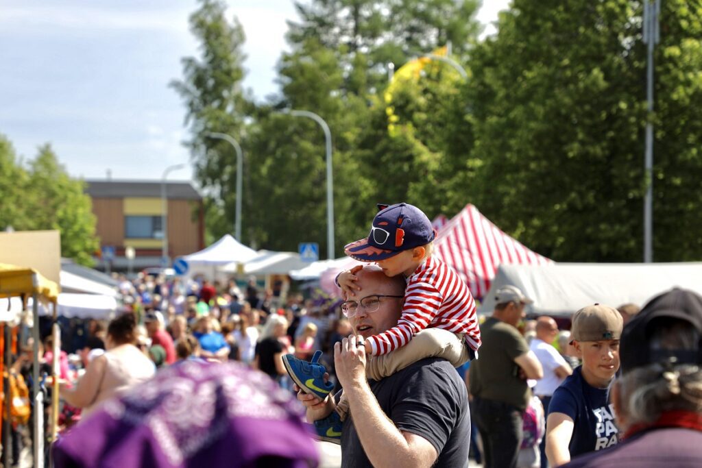 Miikka Kultalahden poika Aarno pääsi hyvin näkemään markkinatapahtumat isänsä harteilta.