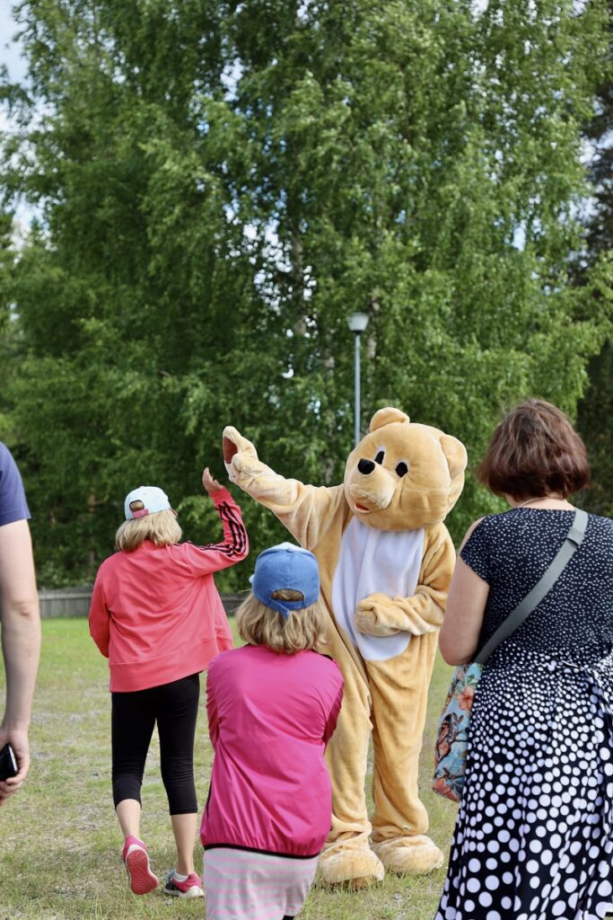 Lapsia viihdyttämässä ennen ja jälkeen konsertin oli tuttu oman kunnan MLL-nalle, jolle rohkeimmat uskalsivat antaa ylävitosen tai jopa halauksen.