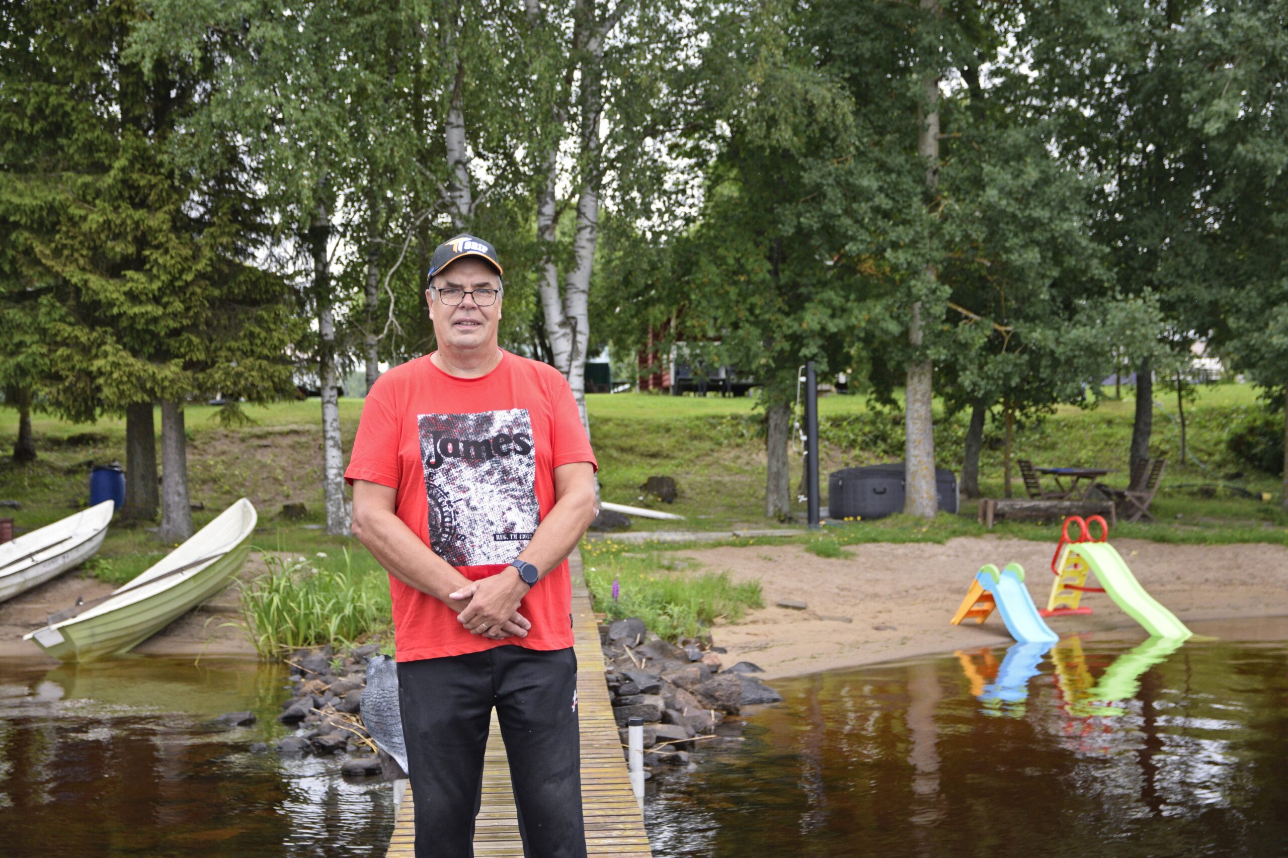 Nurkkalan leirintäalueen rannasta löytyy grillikota, poreamme, aurinkoenergialla toimiva suihku, lapsille liukumäkiä ja soutuveneitä. – Hyvällä säällä asiakkaat käyvät soutelemassa Nykälänniemessä, kertoo Nurkkalan leirinnän isäntä Heimo Nurkkala.