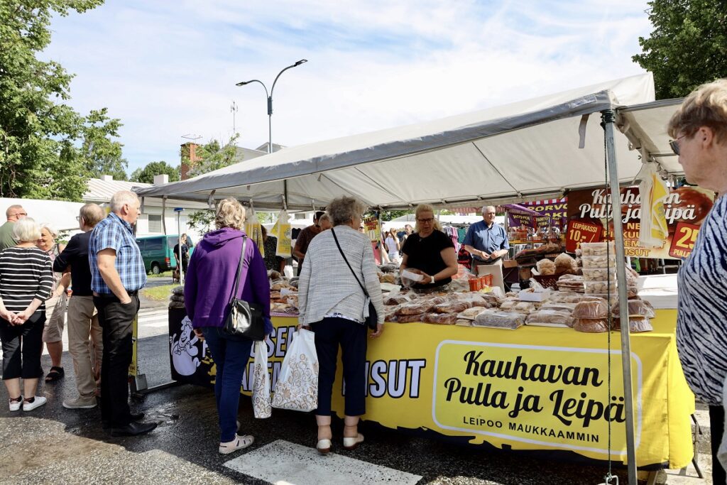 Tuoreita markkinaleivonnaisia jonotettiin tasaiseen tahtiin.