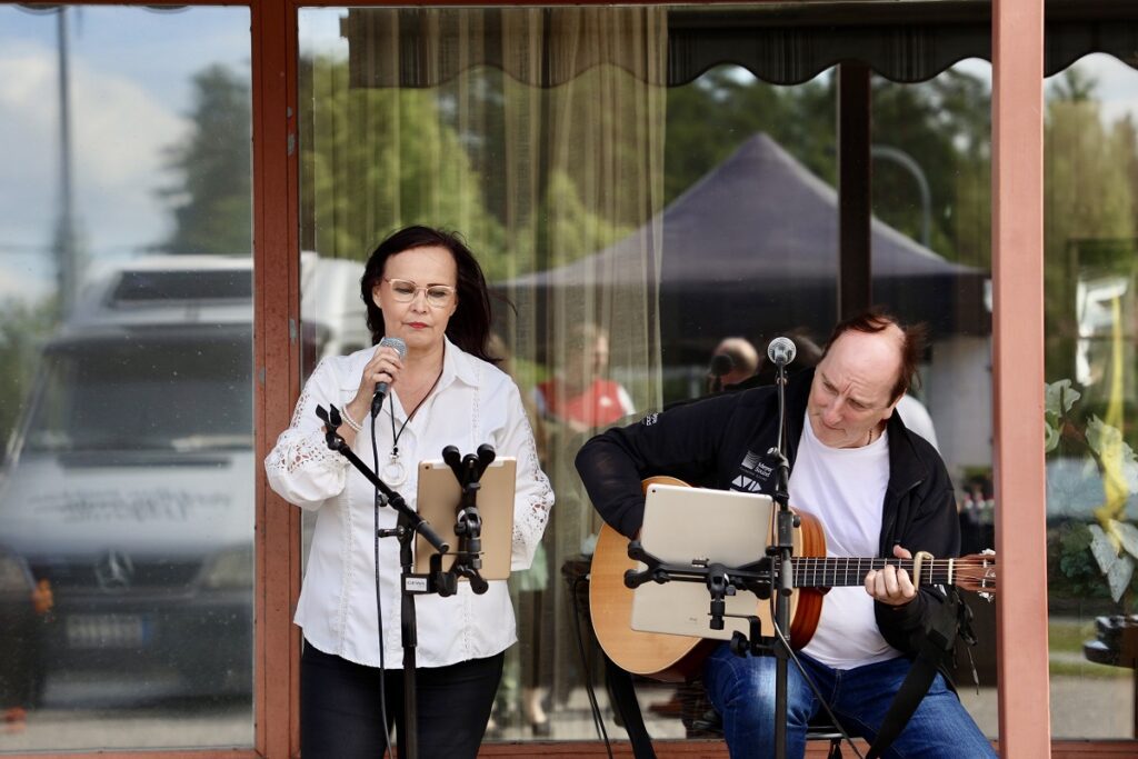 Duo SeiTu viihdytti markkinayleisöä elävällä musiikilla.