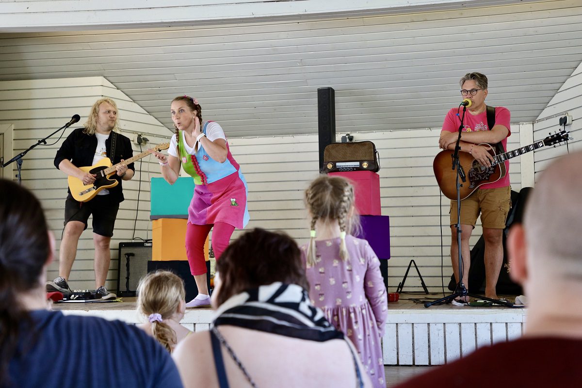 Evijärven Alapään nuorisoseuran kesäinen huvimaja täyttyi vilteistä ja vieraista, kun Pikku Kakkosestakin tuttu Siina saapui paikalle Taikaradio-orkesterin kanssa.