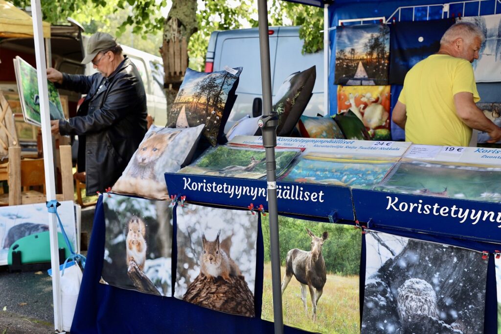 Tämän kojun täytti upeat luontoaiheiset koristetyynyt.