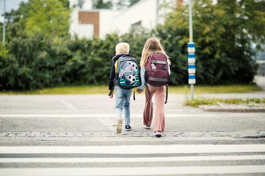 Koulunsa aloittavat ekaluokkalaiset ovat monen uuden asian edessä ja yksi niistä on koulumatka. Kuva: Liikenneturva / Nina Mönkkönen