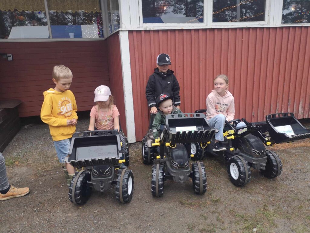 3 Illan odotetuin vaihe on saavutettu ja palkintotraktorit onnellisilla omistajilla. Vasemmalta Johannes Kottari ja Lions clubin traktorin voittaja Signe Kottari, Ilja Vesapuisto ja Pop-pankin lahjoittaman traktorin kuskina Arvi Vesapuisto ja Avainsäästöpankin traktorin uusi omistaja Siiri Isomäki.