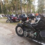 Kalevi Mäkitalon musta sivuvaunullinen Dnepr etualalla. Moottoripyöriä oli parkkeerattu Rantamajan molemmin puolin runsaslukuisesti.