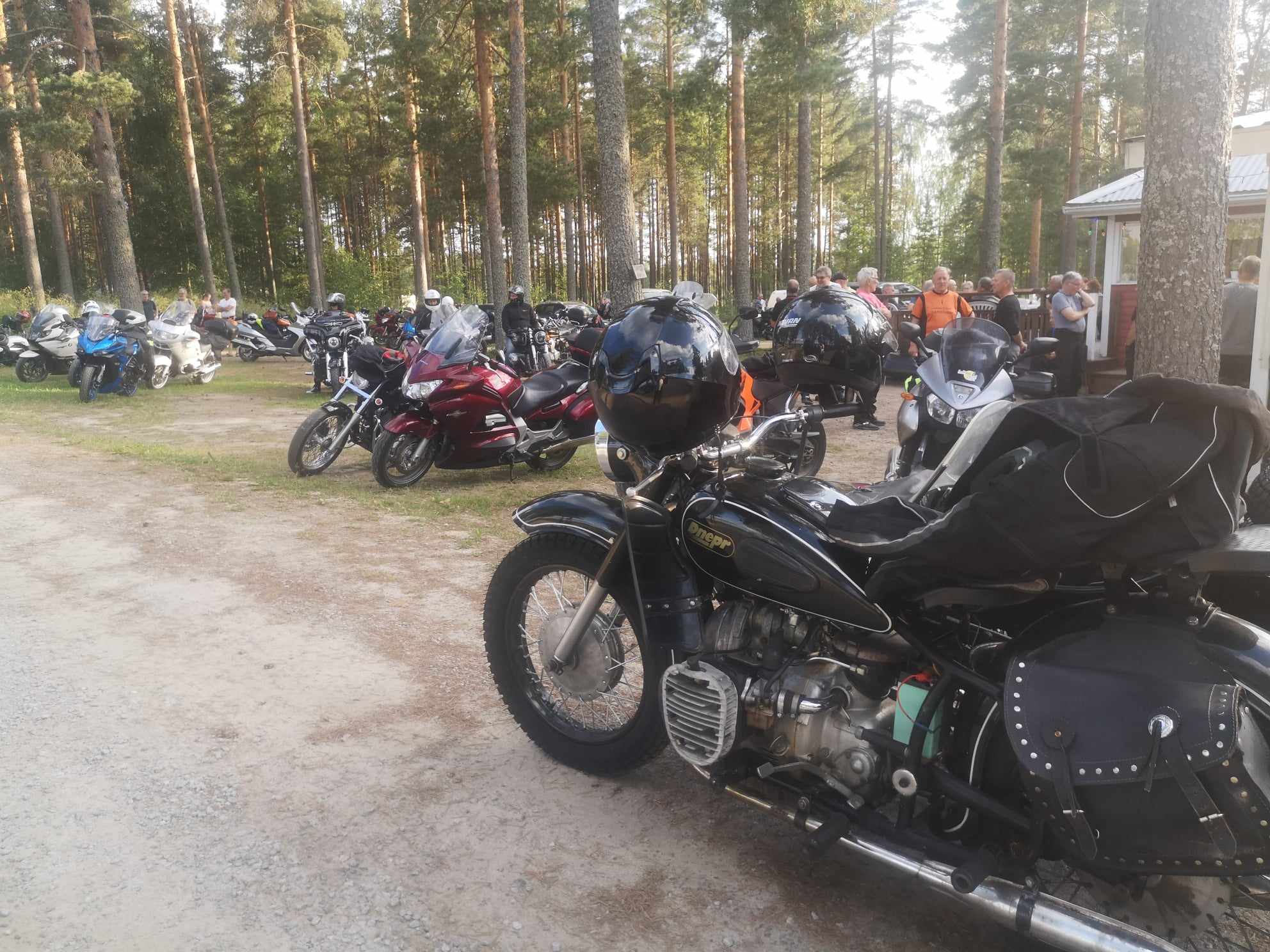 Kalevi Mäkitalon musta sivuvaunullinen Dnepr etualalla. Moottoripyöriä oli parkkeerattu Rantamajan molemmin puolin runsaslukuisesti.