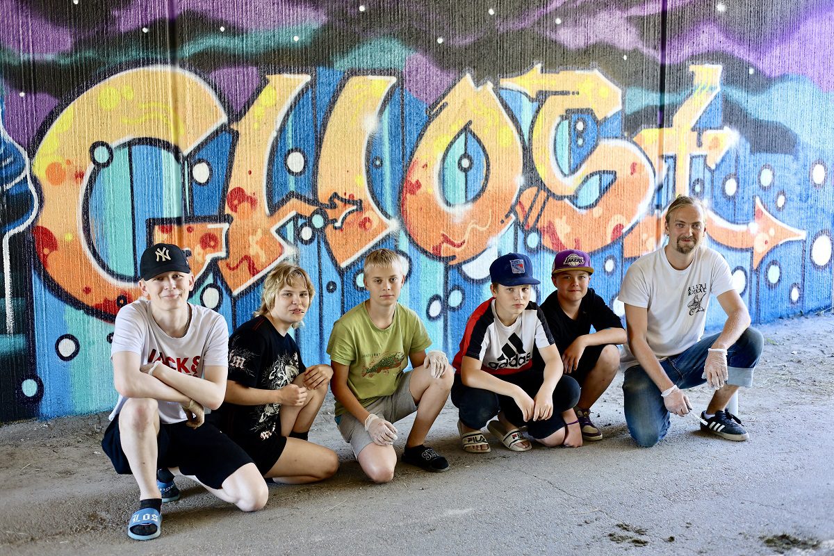 Miro Happo (vas.), Jade ja Onni Laine, Aleksi Lehtorinne ja Lucas Latukka osallistuivat graffiti taidetyöpajaan, jota ohjasi kesäkuvataiteilija Matti Lankinen.