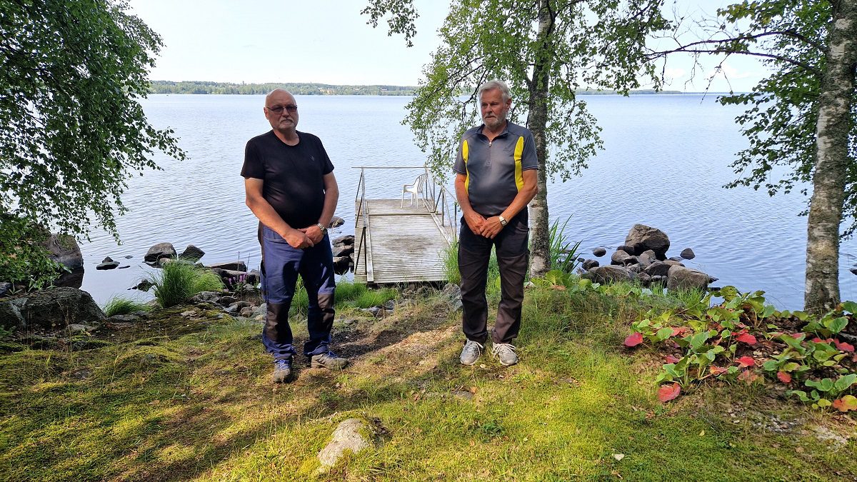 Veljekset Markku Ja Mauri Vieruaho Lappajärven rantaa lähellä Kurejoen suuta, josta lautat suuntasivat kohti Halkosaarta.