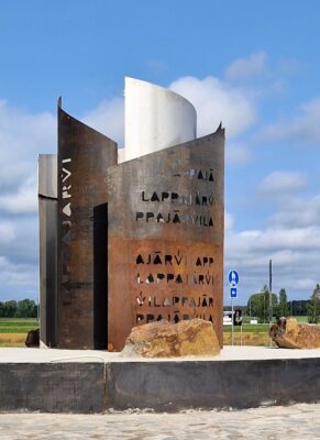 Lappajärven kuntaa kuvastava kiertoliittymän monumentti on lapualaista tekoa.