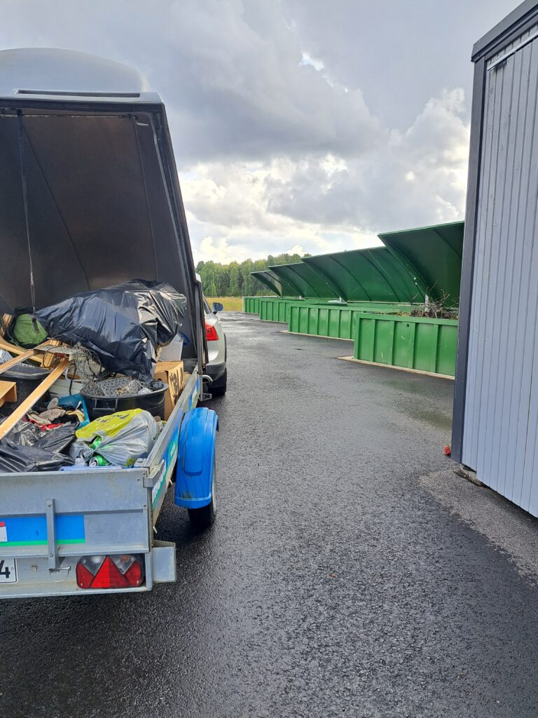 Kuorman tyhjentäminen on helppoa, kun lavat ovat ajoluiskan alapuolella eikä taakkoja tarvitse nostella lavoille.