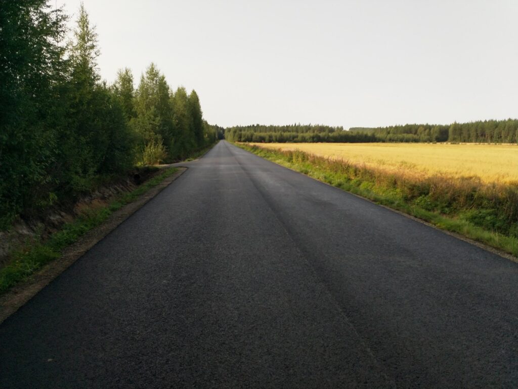 Auto kulkee kuin sukkasillaan uutta pikitietä pitkin.