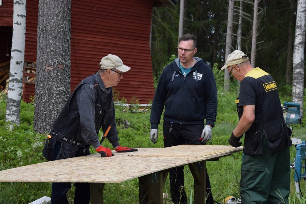 Erkki Ahonen, Jukka Perälä ja Reijo Vainionpää osallistuivat talkoisiin.