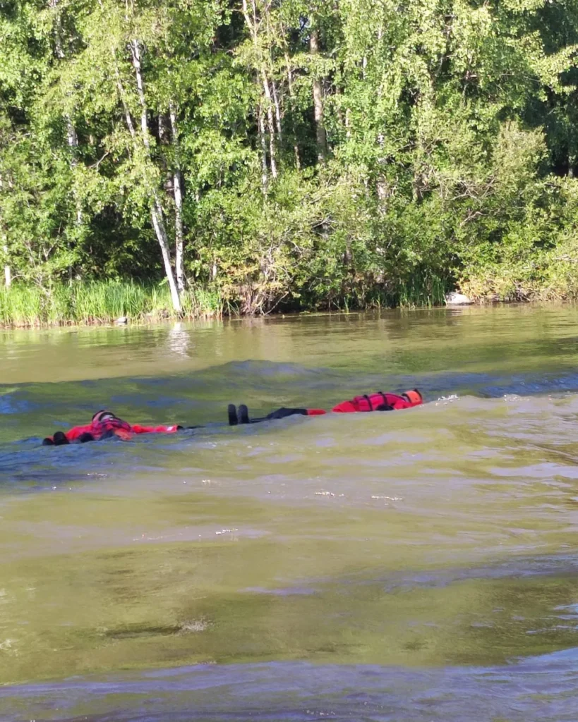 Pelastuspuku, turvaliivi ja kypärä suojaavat kehoa niin hyvin, että kaikenlainen hulluttelu virran vietävänä tuntuu turvalliselta, vaikkakin tosi erikoiselta olotilalta.