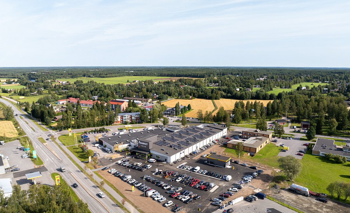 Kaustiselle avattiin elokuussa uusi S-market, ABC Carwash sekä ABC latausasema. Kuva: Mia Sumell Hiutale Films.