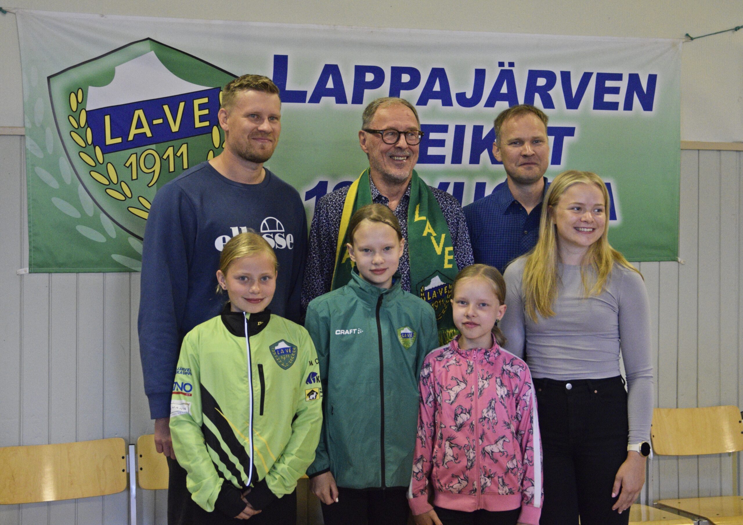 Seminaariin osallistuneita entisiä ja nykyisiä Lappajärven Veikkojen urheilijoita. Takarivissä Kalevankisamestarit Elmo Savola, Raimo Alanen ja Jukka Väkeväinen.