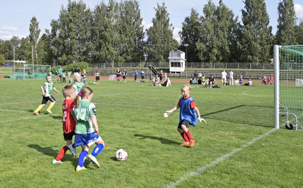 Otteluissa nähtiin taidokasta pallonhallintaa ja jännittäviä tilanteita, kuten tämä Kauhavan Kanuunan (Kanu) ja LaVen välinen maalitaisto. Kanun maalivahti torjui ensimmäisen hyökkäyksen, mutta seuraavasta LaVe sai tehtyä maalin.