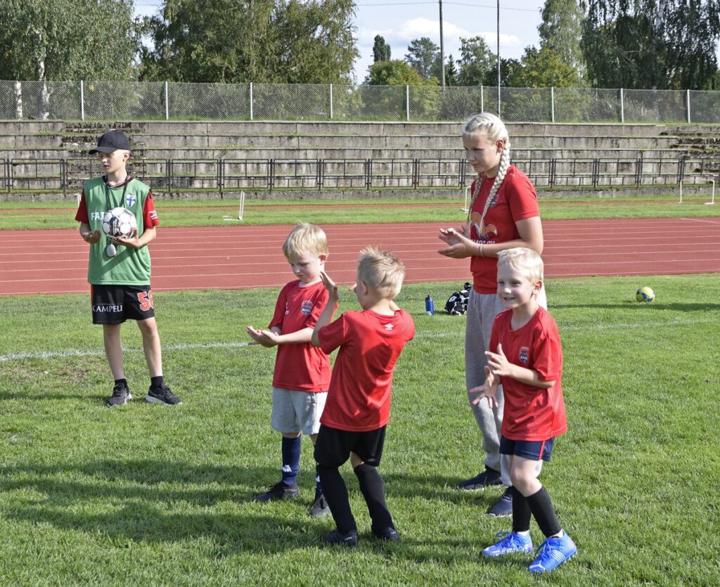 Kauhavan Kanuunoiden (Kanu) kerhotoiminnassa valmentajana tänä kesänä aloittanut Minttu Korpi luotsasi kolmen hengen joukkuettaan hienosti. Pelaajat jaksoivat hienosti ilman vaihtopelaajia.