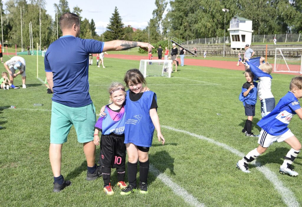 Kaustisen Pohjan-Veikkojen Hilda ja Siru kerkesivät poseeraamaan ja antamaan lausunnon kesken ottelun. Ystävyksillä oli ollut kiva päivä.