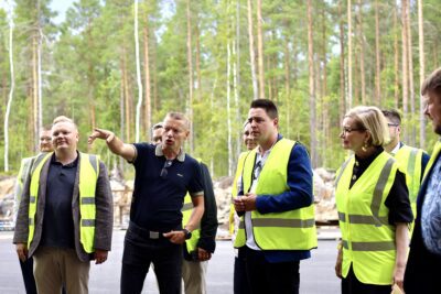 Vaasan vaalipiirin eduskuntaryhmän kansanedustajia jalkautui kesäkokouksessaan Kauhavalle sekä Järviseudulle. Evijärvellä ohjelmassa oli lounaan jälkeen yrityskierros Ateno Oy:n tiloissa Juhani Koiviston esittelemänä. Pienen kunnan yritysmenestyjän tarina kiinnosti paikalle saapuneita edustajia.