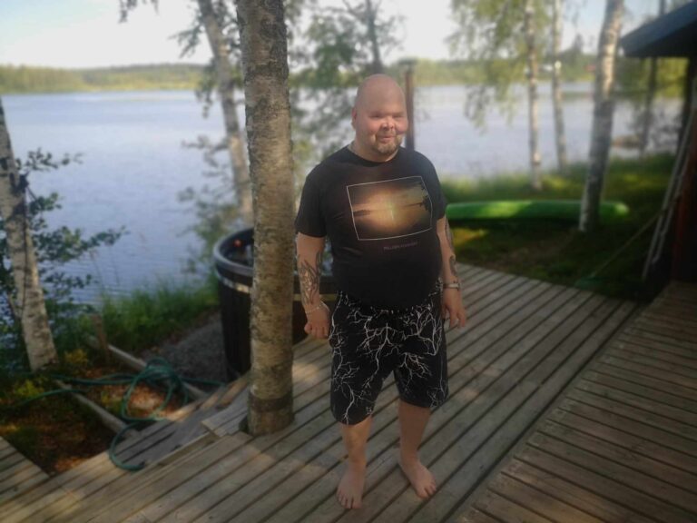 Marko nauttii mökkielämästä paljun lämmitessä taustalla.